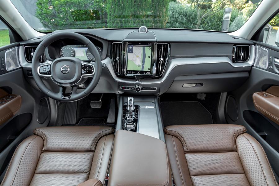 Торпедо Volvo XC60 T8 Inscription 2017 года  (WW) (фото 40 из 40)